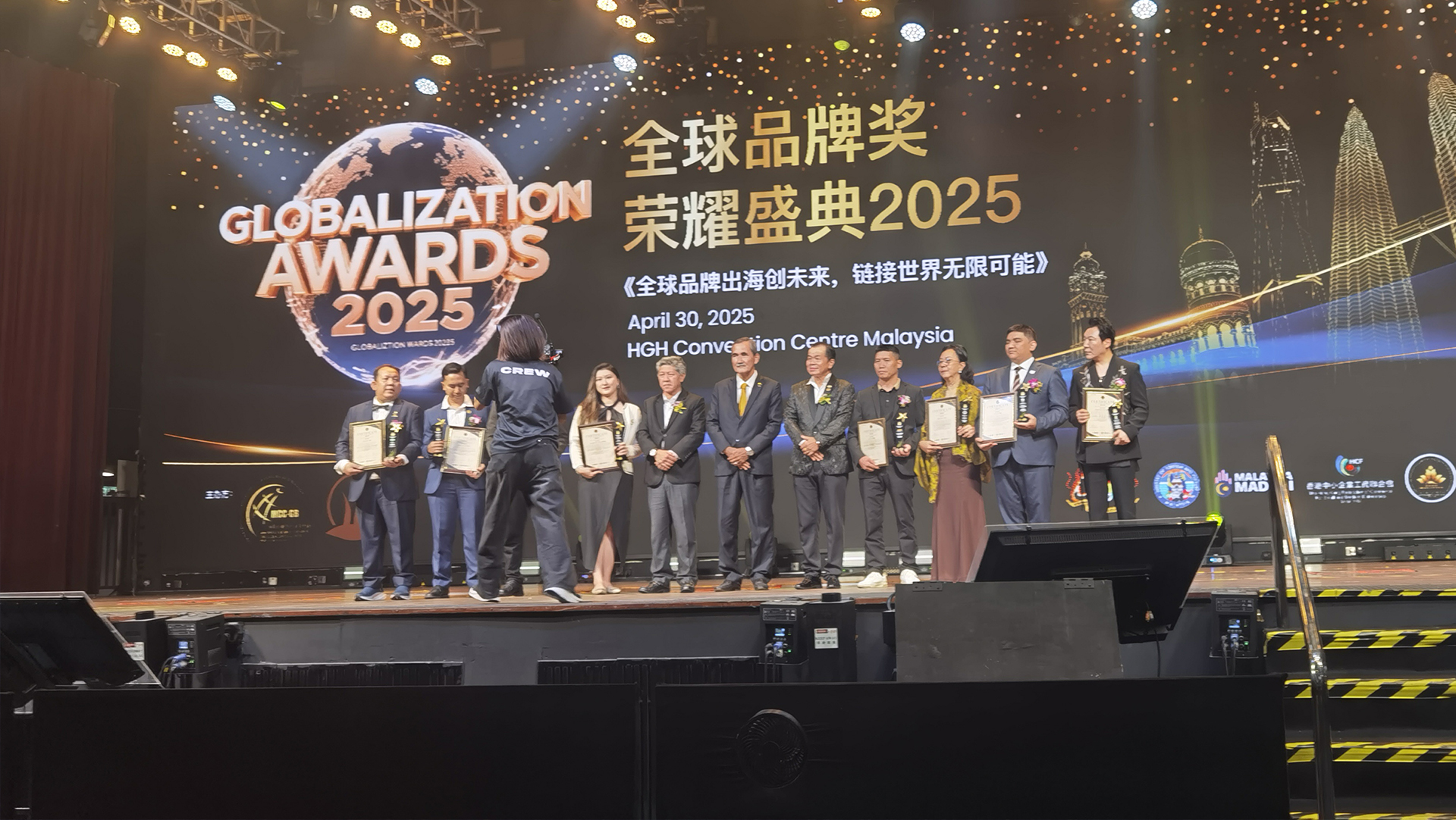 j9九游会真人游戏第一品牌家居荣获2025国际健康睡眠科技金奖 科技睡眠方案闪耀马来西亚荣耀盛典